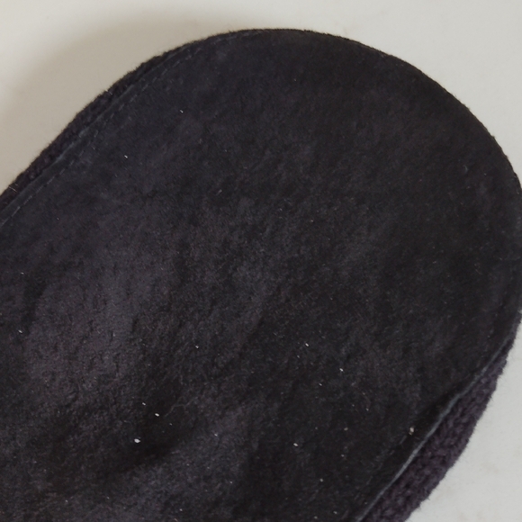 Isotoner Women's Classic Black Mittens - Picture 5 of 7